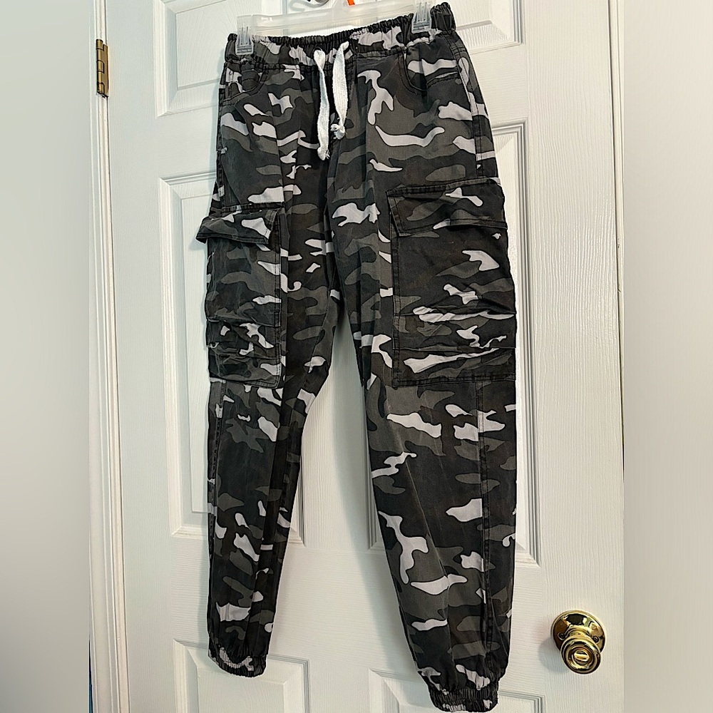 Baggy cargo camo jogger pants